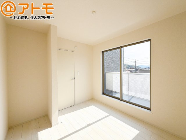 バルコニーに面したお部屋なので、布団などの大きなものも楽々干せます♪