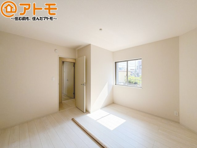 壁と床がシンプルな色合いだからこそ自分だけの空間を作れます♪お部屋作りのイメージは順調でしょうか♪