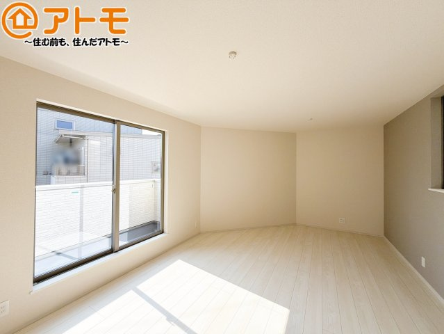 日当たりのよいリビングは、一年を通してぽかぽかとしています。家族が自然と集まる空間になりそうですね♪