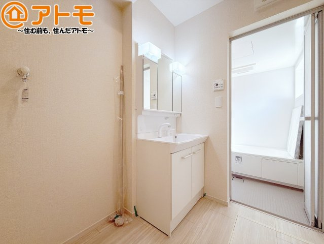 壁付け水栓の洗面台は水垢がたまりにくく、お掃除がしやすいですね♪