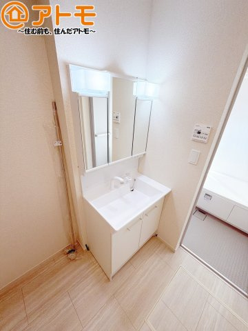 三面鏡の中は収納になっているため、スッキリとした洗面台を保つことができます♪