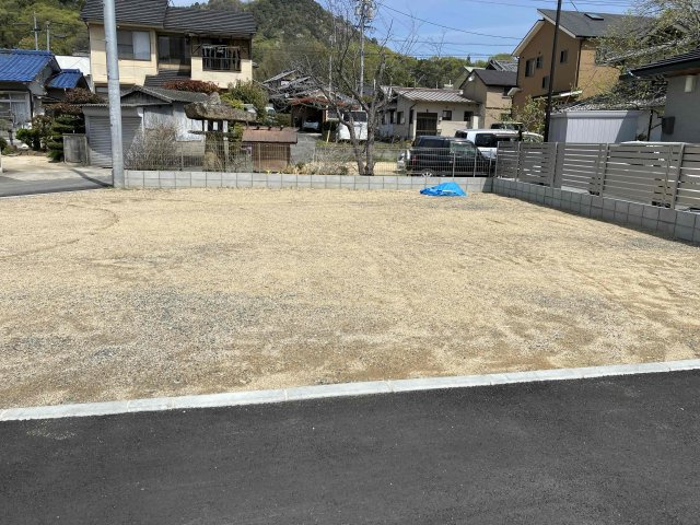 南側隣地通路より　。外構工事済。建築条件無ですのでご希望の住宅会社様でご検討ください。　