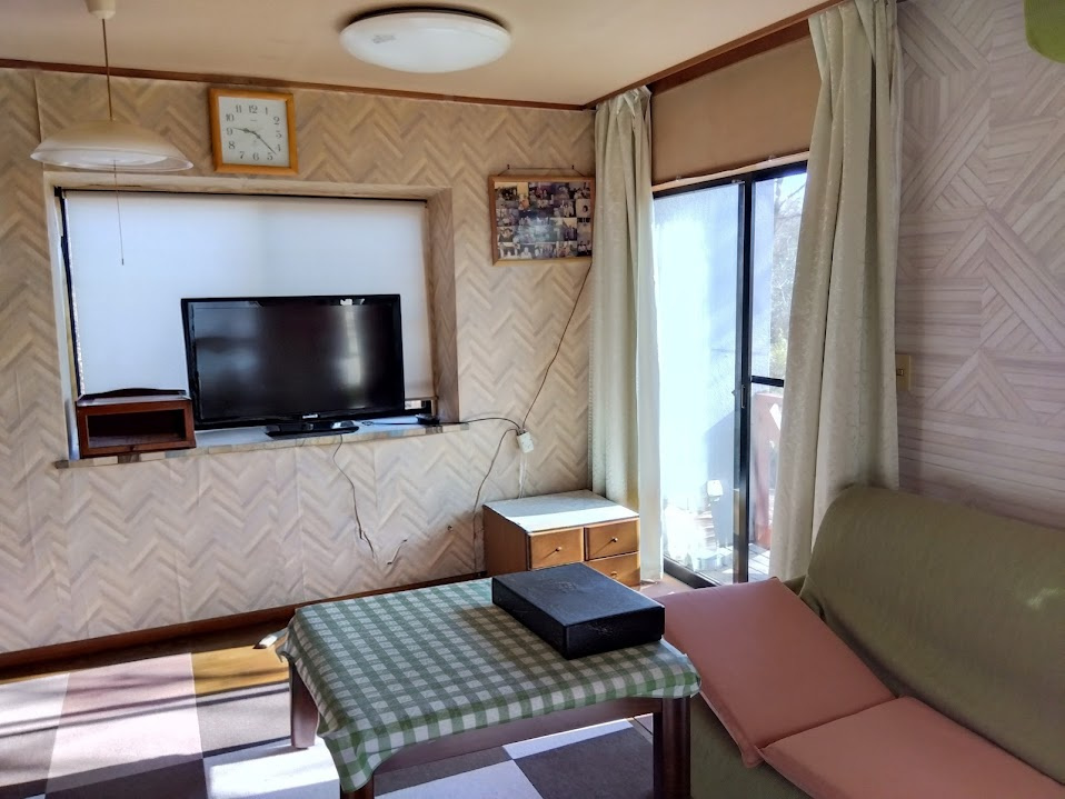 バルコニーにも面しており、風通しも良好です。シンプルな間取りのため、家具配置もしやすく、ご自身のライフスタイルに合わせたアレンジが可能です。