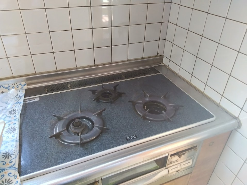 天板には耐久性と美しさを兼ね備えたガラストップを採用しています。汚れが付きにくく、サッとひと拭きするだけで簡単にお手入れができるのが魅力的ですね。
