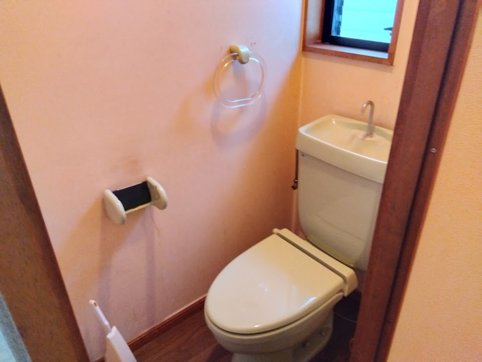 窓から自然光が差し込む、明るく清潔感あふれるトイレです。窓があることで換気もしやすく、常にフレッシュな空気を取り込めるのが嬉しいですね。