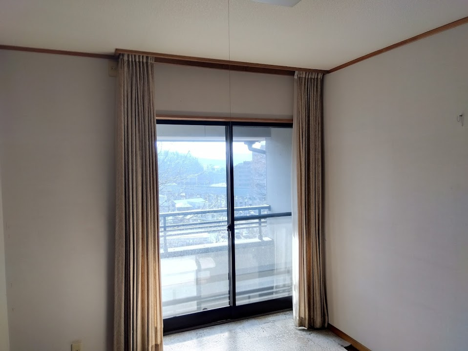 南向きの大きな吹き出し窓から、心地良い自然光がたっぷりとお部屋に差し込みます。バルコニ－へと続く窓を開ければ、開放感あふれる風を感じることができます。