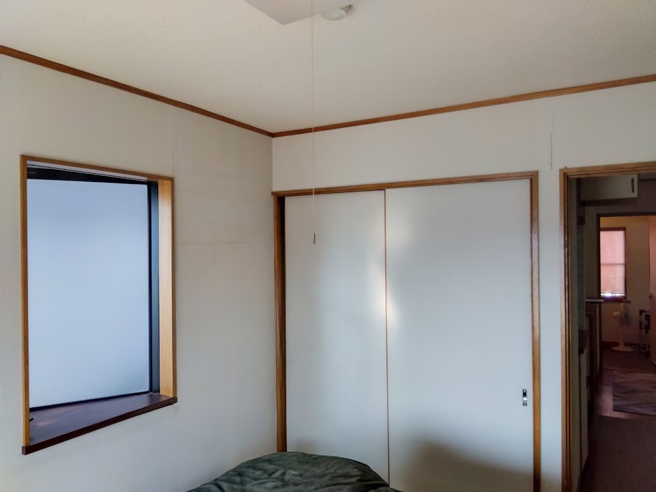 シンプルで飽きのこないデザインです。大容量の収納で、見せたくないものはスマ－トに整理できます。