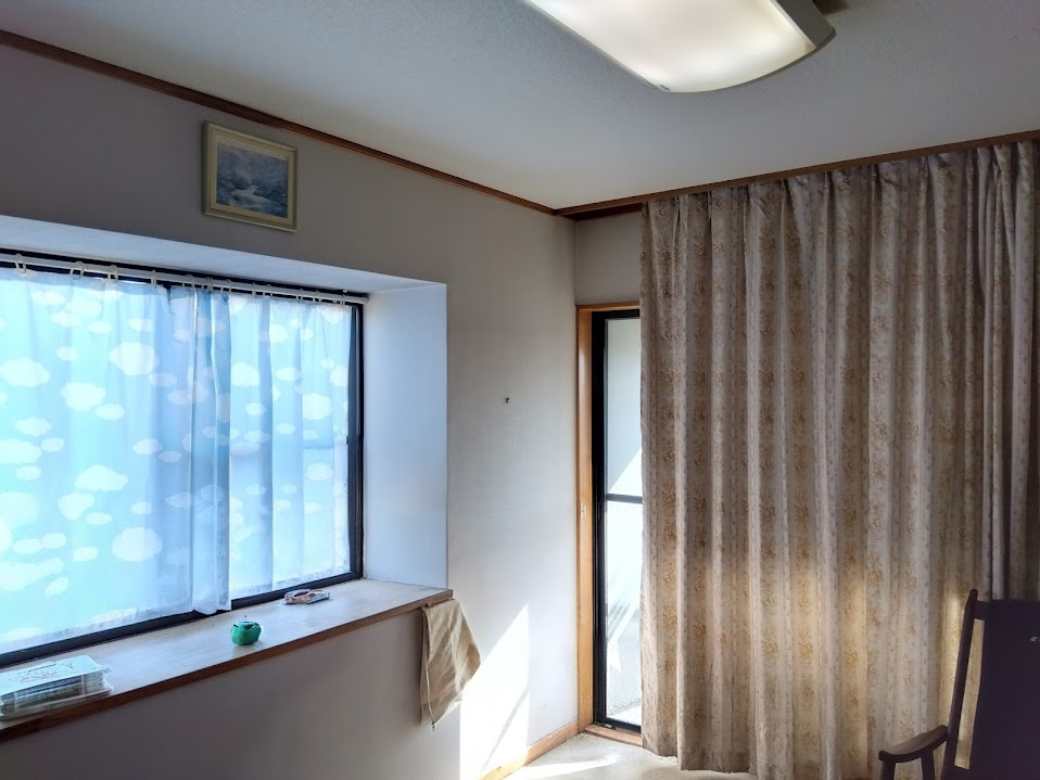 白を基調とした壁面に、出窓がアクセントになった使い勝手の良い間取りです。厚手のカ－テンはプライバシ－をしっかり守りつつ、お部屋に重圧な印象を与えます。