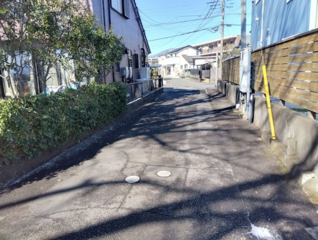 落ち着いた雰囲気の住宅街に位置しています。周囲は戸建て住宅が建ち並び、静かでゆったりとした住環境が広がっています。