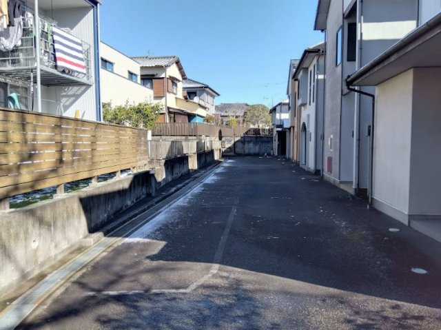 交通量も多くなさそうな穏やかな道路で、小さなお子さまのいるご家庭にも安心感のある環境です。道路幅も確保されているため、お車の出し入れや来客時の対応も安心です。