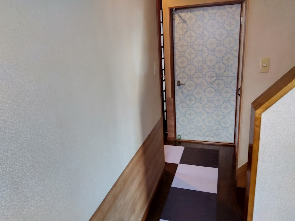 玄関から続く落ち着いた雰囲気のホール空間です。腰壁がアクセントとなり、温かみのある印象を与えてくれます。毎日通る場所だからこそ、落ち着きと安心感を感じられる空間です。