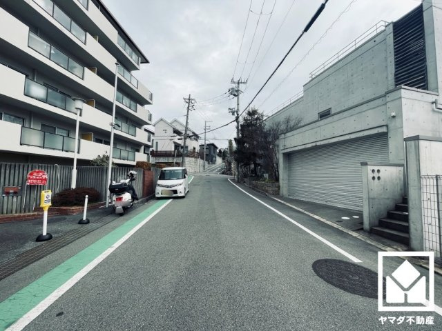 阪急電鉄甲陽線「苦楽園口」駅まで徒歩約12分、阪急電鉄神戸線「夙川」駅まで徒歩約13分、JR東海道本線「さくら夙川」駅まで徒歩約14分、阪神電鉄本線「西宮」駅まで徒歩約18分の立地。