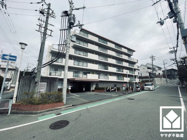 広々とした敷地内にすべり台付きの複合遊具や、ゆったりとした広場が整備された「西田公園」まで徒歩5分で、子育て世帯の方にもお勧めです。