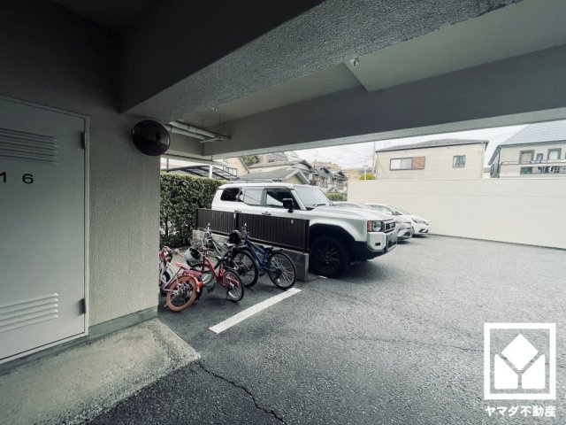 収納付きでスッキリお使い頂ける3面鏡の洗面台がございます。洗面ボウルが広めなので、忙しい朝でも身支度がしやすく時短になります。