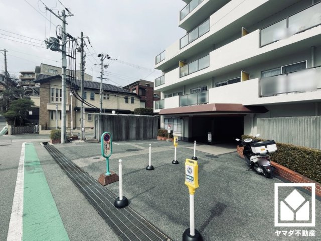リビングにも収納スペースがあり、住空間を広々お使いいただけます。日用品のストックなどもすっきり片付きます。
