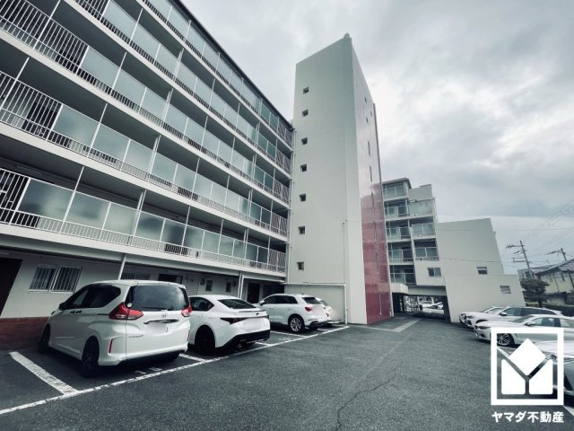 1階に収納力豊富な専用トランクルーム付き。アウトドア用品や季節の荷物、趣味の道具もしっかり収納できます。（使用料月額300円）