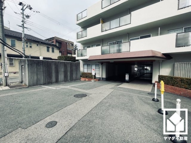 広々とした明るいエントランス。綺麗に整備されており、帰宅時や来客時にも気持ちの良い空間です。