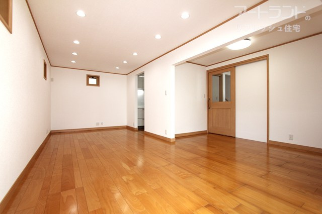 【1階LD15帖】全室クロス張替、照明新調、網戸張替、スイッチ・コンセント類新調、火災報知器新調