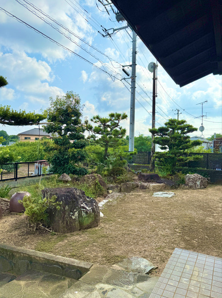 ひろびろとした庭付き！季節の花や植物を植えて季節の移り変わりを楽しんでみてはいかがでしょうか？　