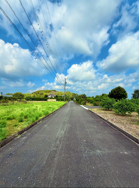 前面道路は交通量がほとんどありません！畑に囲まれた風情ある地域です♪　
