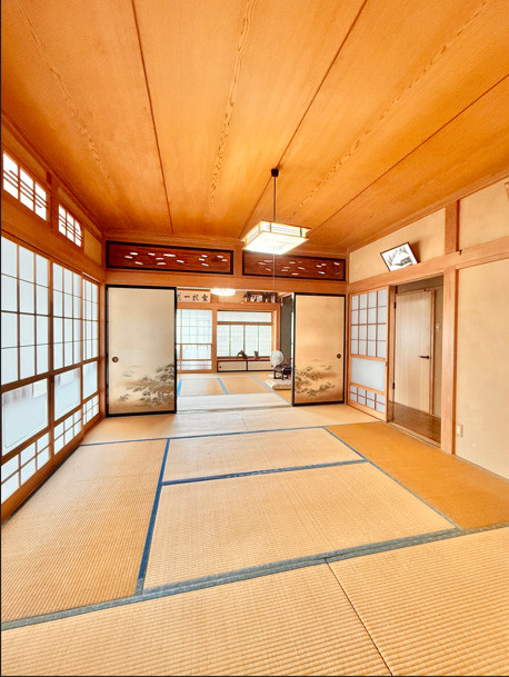 明るい縁側が魅力的な和室！懐かしさを感じさせてくれます！　
