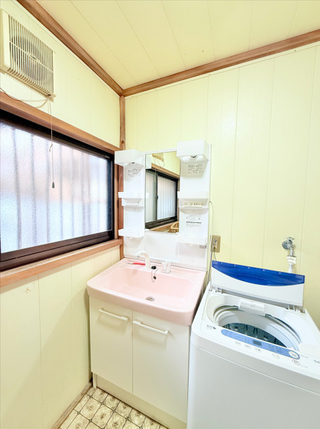 洗面台はシンプルなデザインです。　