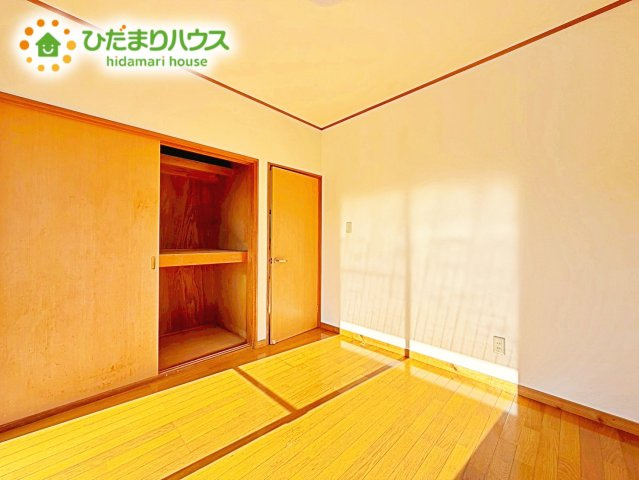 清々しい朝陽が差し込む寝室は、開放感たっぷりで心をリフレッシュしてくれる特別な住空間。