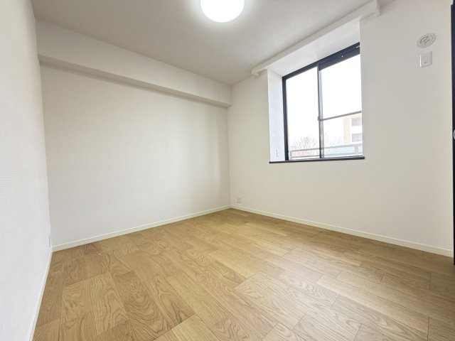 【リノベーション仕様】リラックス効果で温かみと柔らかさを兼ね備えたナチュラルフローリングです♪