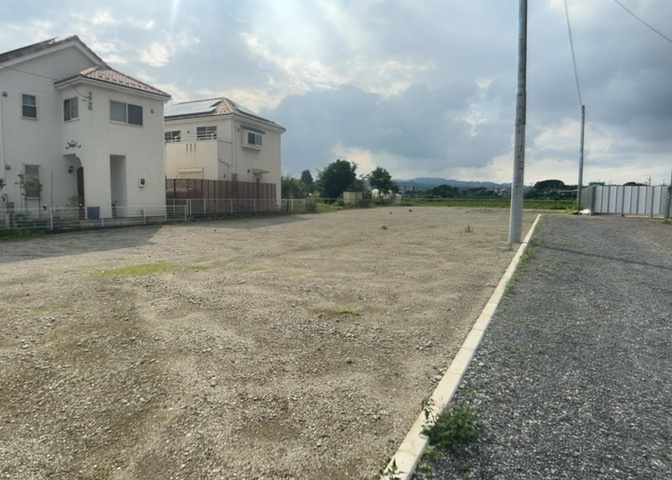 土地の形が極端に長細かったり、狭小地、あるいは道路との高低差がある傾斜地だった場合、後々売ろうとしても買い手がつかない場合もあります。後々、売却することになった時に価値の下がらない土地を選びましょう。