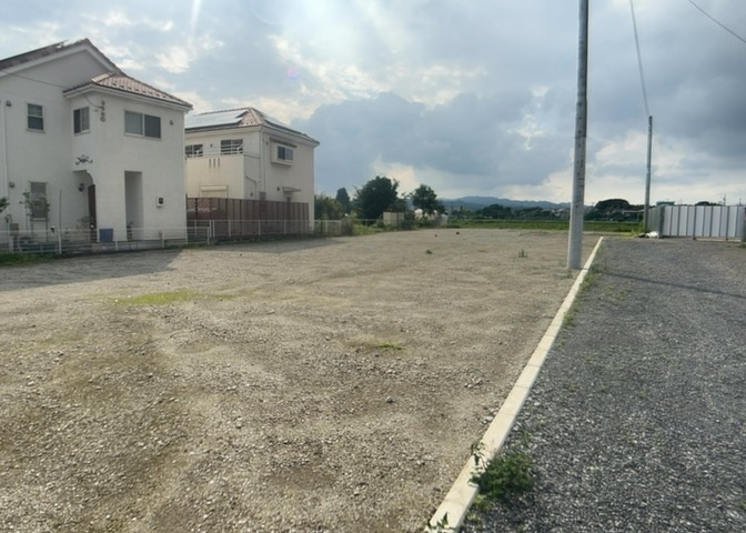 土地の面積＝住宅面積ではありません。建ぺい率の問題などで、土地のある場所によって住宅を建てられる面積は限られています。高さもしかり、「土地」という言葉の中には、建築条件も含まれると考えておきましょう。