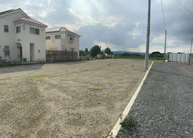 家を建てる場合、方位は要チェックです。現実的に日当たりのよい家ならばリビングは南側、建築基準法でも北側に当たる家への配慮は求められています。土地を見学に行く際は、方位磁針を持って行くようにしましょう。
