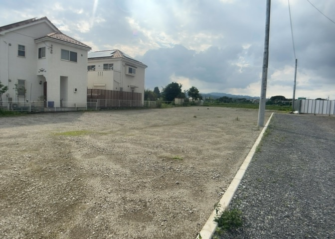 土地の前の道路に消火栓が設置されていることがあります。この場合、道路交通法第45条第1項により、駐車禁止の場所が指定されています。そのため、車庫などの駐車スペースをつくることができない場合があります。