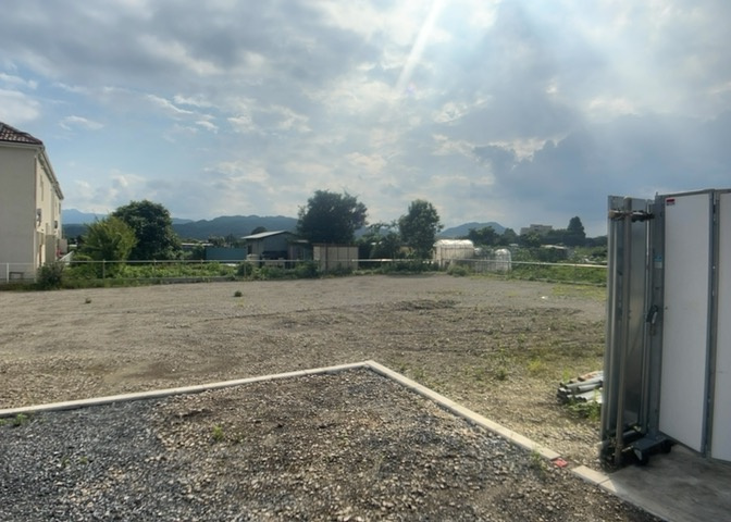 現地に行くなら、物件の周囲の地形がどうなっているかを見ることも大切です。周辺より低くなっている土地では、大雨などで水が集まりやすいため、地盤が弱くなっているということも考えられるため、注意が必要です。