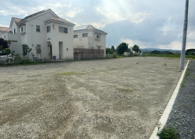 土地購入を検討されている場合、境界杭がない状態で購入してしまうと境界確定測量をする必要があり、費用がかかります。購入の前に、売主、隣土地所有者立ち合いのもと境界を確定し境界杭を設置するのがベストです。
