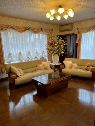 ＬＤＫは約23.7帖のゆとりの空間となっており、リビングの大きな窓からお庭スペースが望める間取り設計です