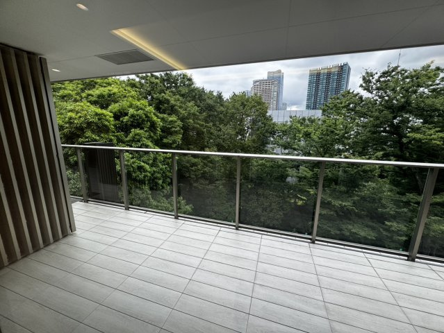 目の前に広がる圧倒的な杜の緑。都心にありながら、心洗われる開放的なパノラマビュー。