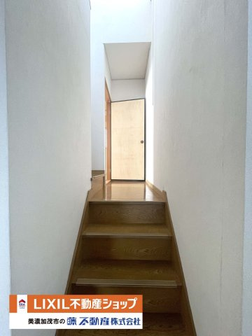 1.5階　和室へと続く階段