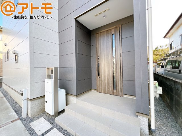 落ち着いた色合いの玄関はダブルロックで防犯性に優れた仕様になっています♪