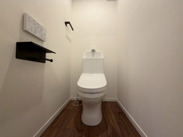 トイレ全体の空間を考慮し、リノベーション致しました。　落ち着いたデザイン、もちろんトイレも新調済み。