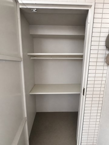 バルコニーにはトランクルームがあり、アウトドア用品などを収納可能です！　※画像加工による家具消しを行っています。