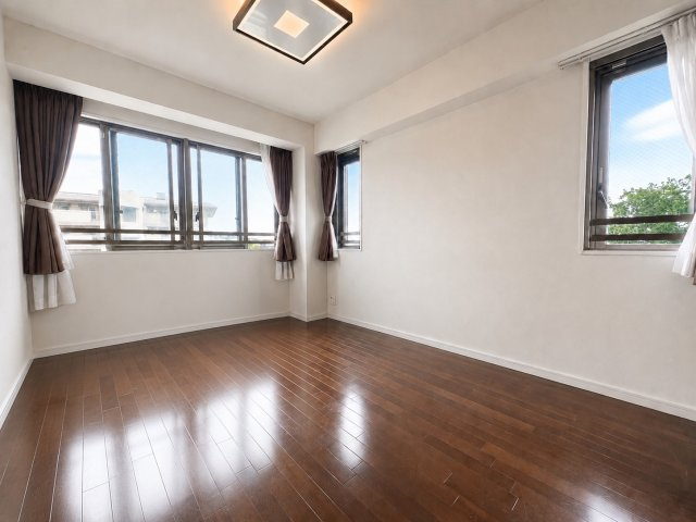 南向きの明るい洋室！　一日中明るいお部屋で、子供部屋や仕事部屋などいろいろな用途にて使用できます！　※画像加工による家具消しを行っています。