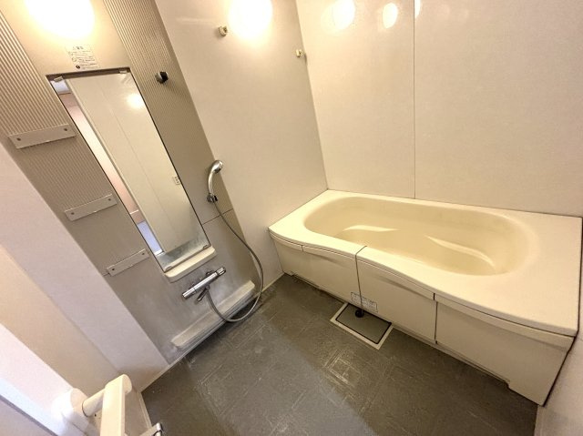 1620サイズの大きなお風呂。足を伸ばして一日の疲れを癒してください。　
