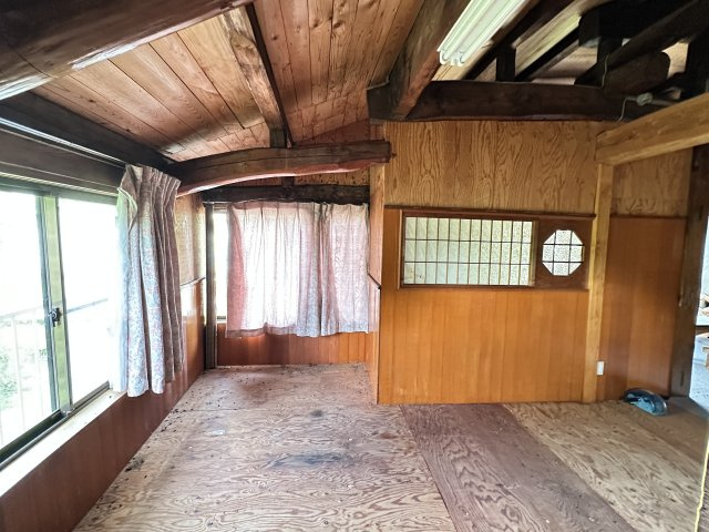 窓があり光が入る、屋根の形状を活かした広々とした空間です