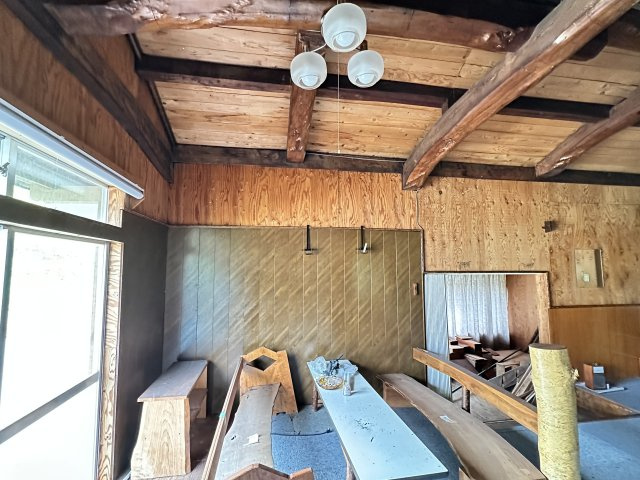 屋根裏には、木材の梁が通る多目的に使える広い空間があります
