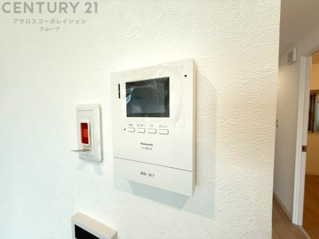 訪問者が来たときにテレビ画面で確認できるため、安心してドアを開けられます。録画機能があるものもあり、留守中に来訪者を記録しておくことができます。利便性が高く、セキュリティ面でも安心です。