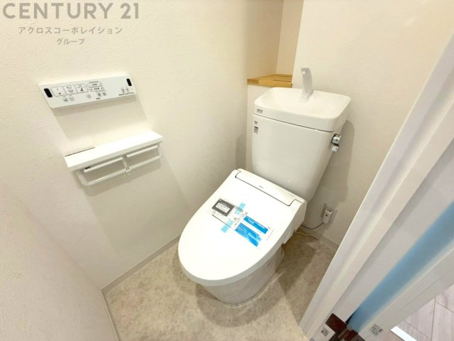温水洗浄便座付トイレは温水洗浄機能により、暖かい水でおしりを洗浄することができ、冷たい水を使う従来の便座に比べ、温水洗浄機能で暖かいトイレを提供し、快適な使用を可能にします。