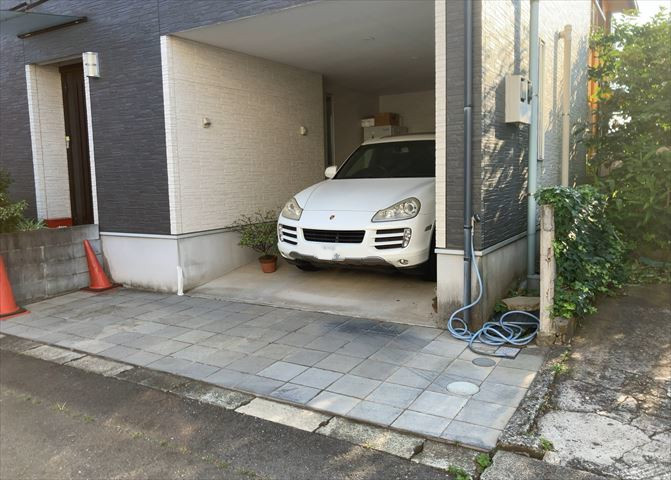 車一台あたりに必要なスペースは、標準サイズの普通自動車で横幅2m50cm、長さ5mは必要になります。ただし、乗降のことも考慮して横幅3m30cm、長さ5m50cmほどは確保できるところを選びましょう。