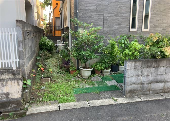 庭のある家に住むことのメリットとして、子どもたちの遊び場を確保できること、ガーデニングや家庭菜園を楽しめること、明るさを確保できることがあります。また、配置を工夫することでプライバシーが確保できます。