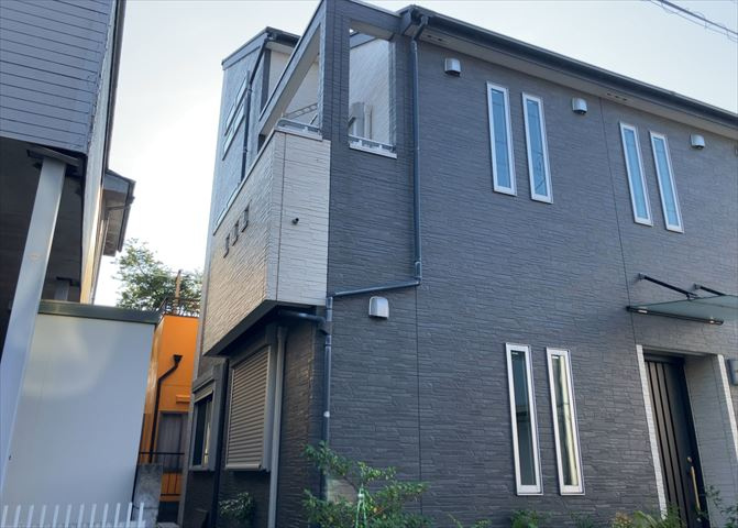 バルコニーは、建物内から室外へ楽に出入りできる便利なスペースです。また、バルコニーには手すりを付けることが義務付けられており、手すりの高さは110cm以上で施工することが建築基準法で定められています。
