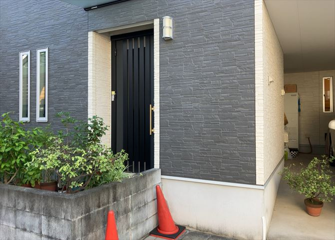 玄関は家の顔と言っても過言ではありません。現地を見学する際は玄関の広さや全体のバランスなどを見てみるといいでしょう。一般的なアプローチのしやすさだけではなく、お年寄りにも優しい設計のものだと安心です。